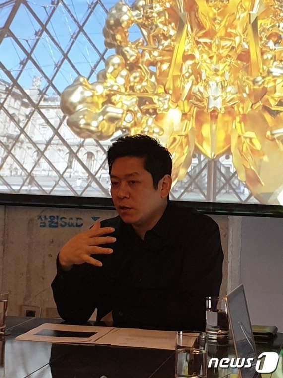 일본 작가 코헤이 나와가 19일 개인전이 열리고 있는 아라리오갤러리 서울 라이즈 호텔에서 작품에 대해 설명하고 있다.© 뉴스1