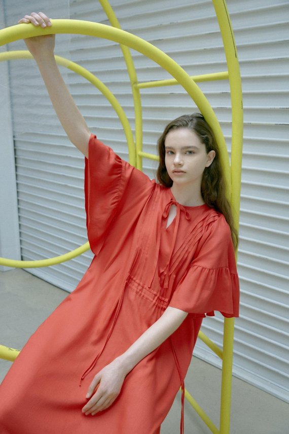삼성물산 패션부문이 2019년 봄 시즌, 밀레니얼 여성 고객을 겨냥한 온라인 전용 컨템포러리 브랜드 ‘오이아우어’를 선보인다.