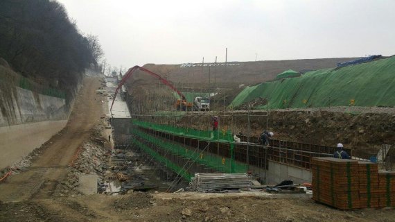 파주시 마지저수지 방수로 시공. 사진제공=파주시