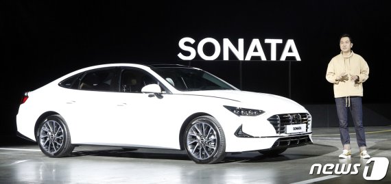 21일 경기 고양시 일산 킨텍스에서 열린 현대자동차 신형 쏘나타(Sonata) 발표회에서 이상엽 전무가 5년 만의 풀체인지 모델 쏘나타를 소개하고 있다. 2019.3.21/뉴스1 © News1 안은나 기자