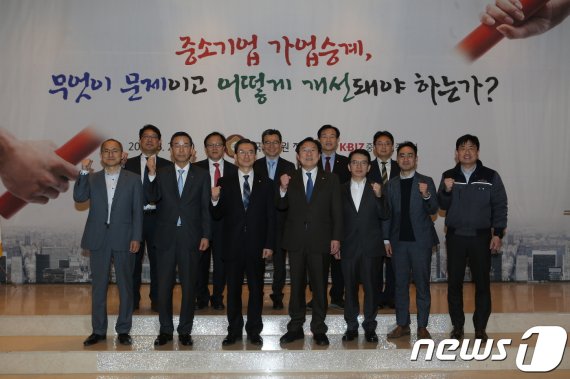 앞줄 왼쪽부터 신상철 중소기업연구원 수석연구위원, 노재근 코아스 대표이사, 정성호 국회 기획재정위원장, 김기문 중소기업중앙회장, 이정희 중앙대학교 교수, 강성훈 한양대학교 교수, 정태련 흥진정밀 대표이사(중소기업중앙회 제공)© 뉴스1
