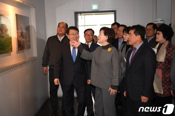 21일 진선미 여성가족부장관이 21일 부처 관계자들과 함께 전북 완주군 봉동읍에 소재한 가족친화인증기업인 LS엠트론을 방문해 근로자들을 만나 현장의 목소리를 청취했다.(완주군제공)2019.03.21/뉴스1 © News1 김동규 기자