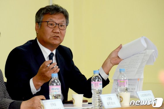 21일 오후 강원 춘천시 신북읍 항공부대에서 열린 춘천비행기 민관군 상생발전협의회에서 한 주민이 항공부대 이전 실무협의회 구성을 요구하고 있다. 2019.3.21/뉴스1 © News1 김경석 기자