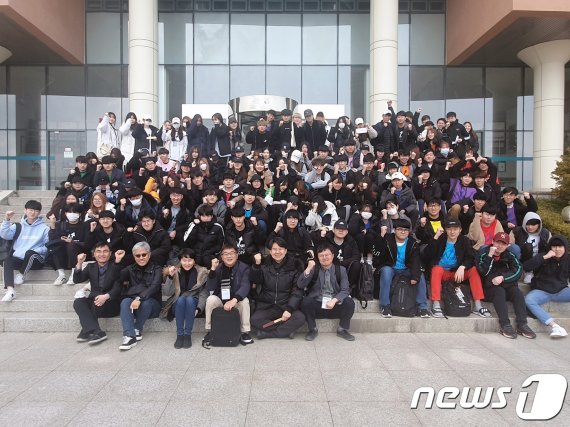 가천대 창의Ntree캠프에 참가한 학생들이 가천창의팩토리에서 기념사진을 촬영하고 있다.(가천대 제공)© 뉴스1