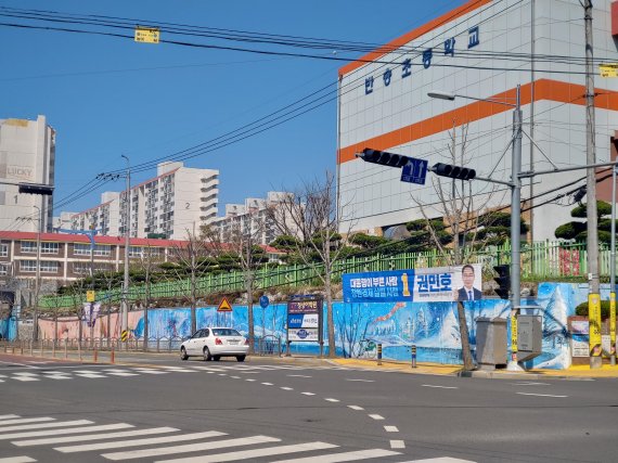 22일 경남 창원시 성산구 시내에 4.3보궐선거를 앞두고 후보들 플랜카드가 걸려있다.