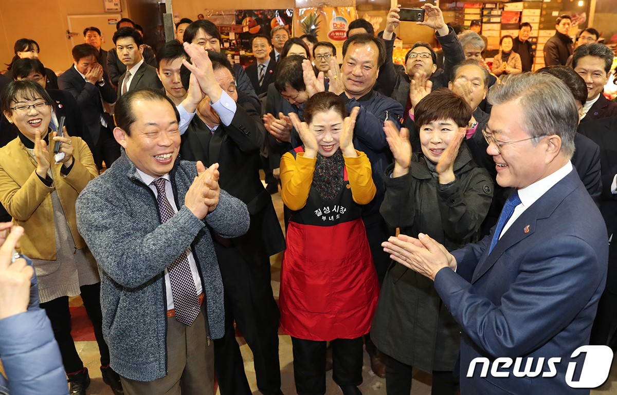 '보수의 텃밭' 대구서 뜻밖 환대에 깜짝 놀란 文대통령