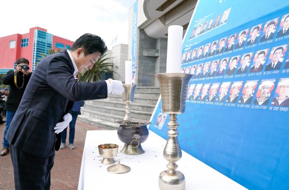 원희룡 제주도지사가 22일 오전 제주시 탑동해변공연장에서 열린 ‘제4회 서해수호의 날 기념식’에 참석해 분향하고 있다.