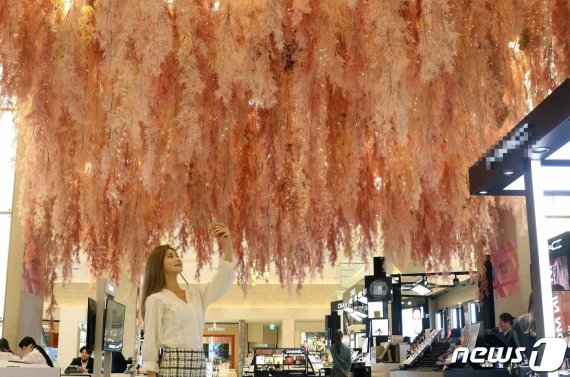 서울 중구 신세계백화점 본점에 설치된 '봄의 온실'에서 모델들이 기념촬영을 하고 있다. /뉴스1