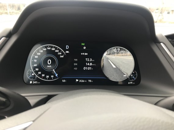 주행 중 방향지시등을 켜면 디지털 클러스트를 통해 차량 주변 상황을 확인할 수 있다. © 뉴스1 조재현 기자