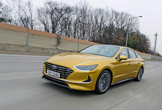 주행 중인 신형 쏘나타. (현대차 제공) © 뉴스1