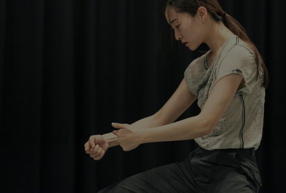 정지윤 안무가가 신작 '사이' 연습을 하고 있다. /사진=fnDB