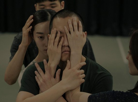 정지윤 안무가가 신작 '사이' 연습을 하고 있다. /사진=fnDB