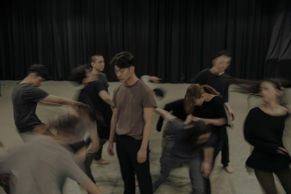 정지윤 안무가가 신작 '사이' 연습을 하고 있다. /사진=fnDB