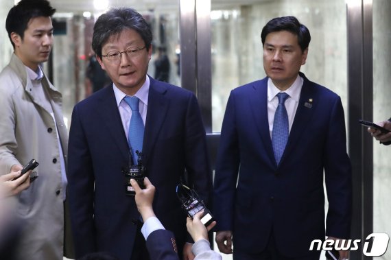 유승민 바른미래당 의원과 지상욱 의원이 20일 오전 서울 여의도 국회에서 선거법 관련 패스트트랙 처리 논의를 위한 비공개 의원총회를 마치고 취재진의 질문에 답하고 있다. 2019.3.20/뉴스1 © News1 임세영 기자