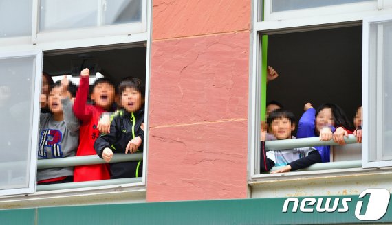 "전두환 물러가라" 외친 초등학생들 본 시민들의 반응