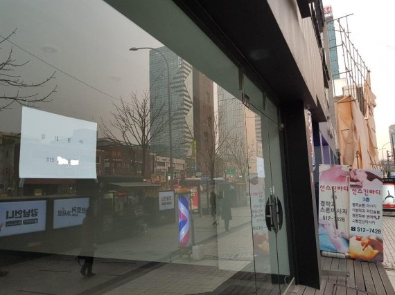 서울 논현동 먹자골목 대로에 위치한 한 가게가 새 임차인을 찾고 있다.<div id='ad_body2' class='ad_center'></div> 이 자리는 6개월 전까지 카페로 운영됐다.