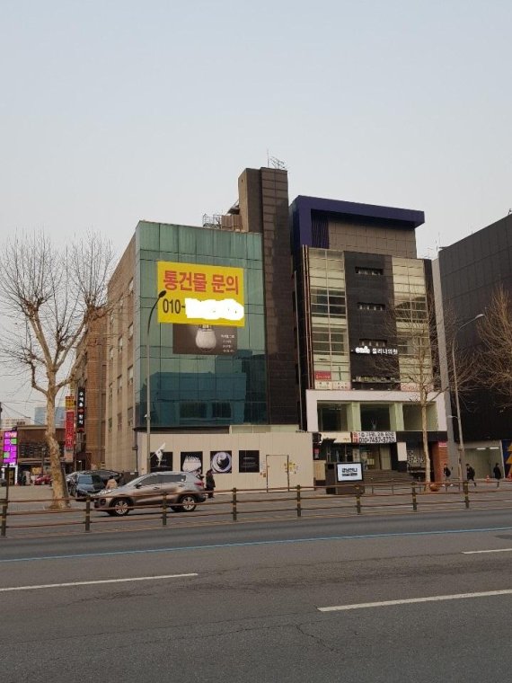 서울 논현동 한 건물이 통째로 비어서 새 임차인을 찾고 있다.