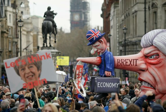 23일(현지시간) 영국 런던 트라팔가 광장에서 열린 브렉시트 반대 시위에서 경제 악화 주범으로 묘사된 테리사 메이 총리 조형물. 시위대는 이날 브렉시트 2차 국민투표를 요구했다. AP연합뉴스