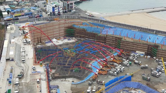 해운대 '101층 엘시티 더샵' 빌딩은 2015년 12월부터 석달 동안 건물의 하중을 지지하는 기초 콘크리트 타설공사에 레미콘 8600대 분량의 콘크리트(5만1800m³)가 타설됐다. 사진=포스코건설 제공.