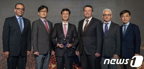 이윤태 삼성전기 사장(좌측 세번째)과 김응수 FCB팀장 상무(좌측 두번째)가 미국 캘리포니아 산타클라라에서 열린 '2018 인텔 SCQI' 시상식에서 우수품질공급업체상을 받았다.(삼성전기 제공) 2019.3.13/뉴스1 © 뉴스1