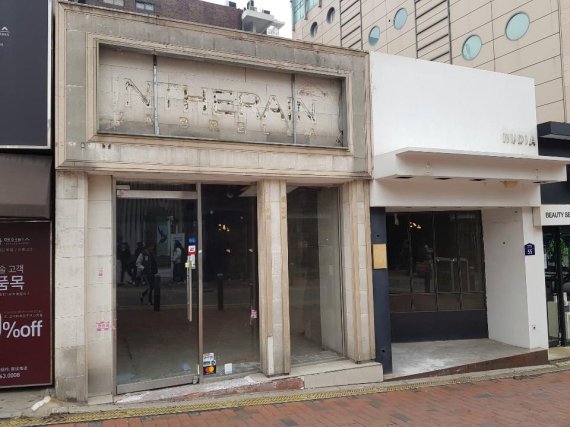 서울 이화여대 정문에 위치한 가게 두 곳이 모두 폐업한 상태다. 길을 사이에 두고 반대편에는 옷가게, 화장품 가게 등이 폐점한 가게를 합쳐 새로 공인중개사무소가 개업을 준비하고 있었다. 최근 폐업하는 가게들이 늘면서 일부 컨설팅업자들은 권리금을 낮추거나 부풀리는 '권리금 장사'를 하고 있어 주의가 요구된다. /사진=이환주 기자