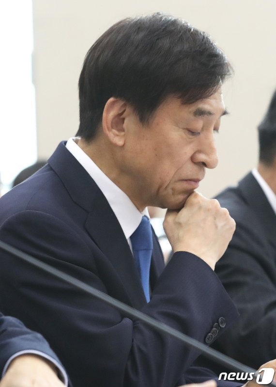 이주열 한국은행 총재가 25일 오전 서울 여의도 국회에서 열린 기획재정위원회 전체회의에서 생각에 잠겨 있다. 2019.3.25/뉴스1 © News1 임세영 기자