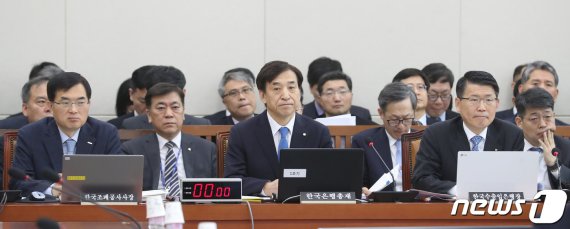이주열 한국은행 총재가 25일 오전 서울 여의도 국회에서 열린 기획재정위원회 전체회의에서 의원들의 질의를 경청하고 있다. 2019.3.25/뉴스1 © News1 임세영 기자