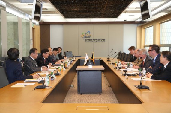 한국원자력연구원과 벨기에원자력연구소 대표단이 환영사를 나누고 있다.