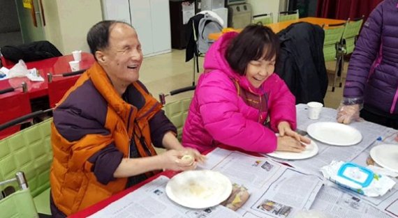 세종대 '세종지팡이'팀이 개최한 '다감전시회'에 참여한 시각장애인들이 작품을 만들고 있는 모습 세종대 제공