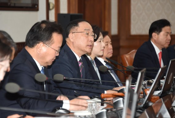 홍남기 부총리 겸 기획재정부 장관이 26일 정부서울청사에서 열린 국무회의에서 모두발언을 하고 있다.