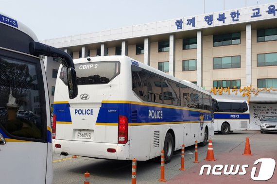 충북 청주 단재초등학교 신축 공사 현장 근로자들이 25일 오전 체불임금 해결을 요구하며 도교육청 2층 교육감실 앞 복도에서 농성을 벌이면서 경찰이 경력을 배치해 만일의 사태에 대비하고 있다.2019.3.25/뉴스1 © 뉴스1 엄기찬 기자