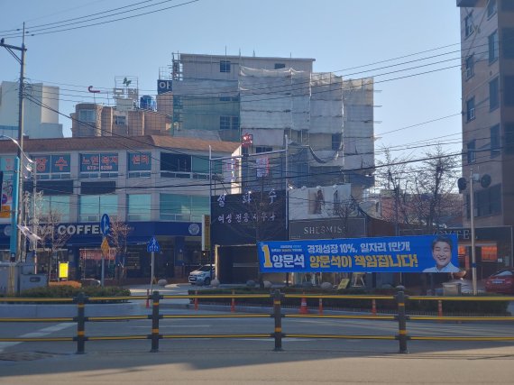 26일 통영 고성 시내 도로 위에 양문석 더불어민주당 후보의 플랜카드가 걸려있다.