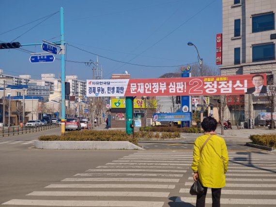 26일 통영 고성 시내 도로 위에 정점식 자유한국당 후보의 플랜카드가 걸려있다.