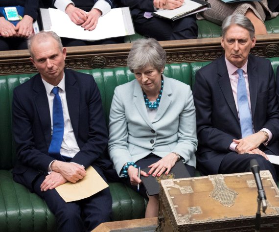 테리사 메이 영국 총리(가운데)가 25일(현지시간) 의회에서 다른 의원의 발언을 듣고 있다. 로이터 연합뉴스