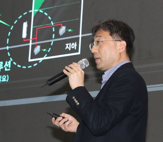 서창석 KT 네트워크전략본부장 전무가 26일 오전 서울 광화문 광장 KT 5G 체험관에서 열린 기자설명회에서 5G 커버리지 솔루션에 대해 설명하고 있다.