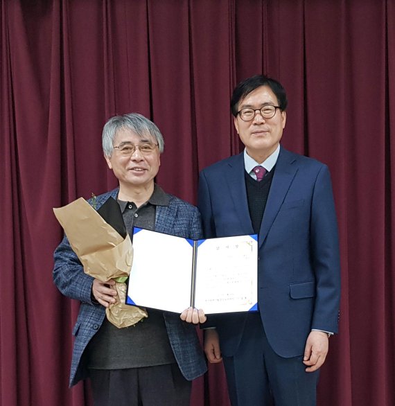 신라대학교 무역경제학부 김대래 교수(왼쪽)가 일본서적과 부산향토자료 등 730여점을 부산시립중앙도서관에 기증한 후 기념사진을 찍고 있다. 부산시교육청 제공