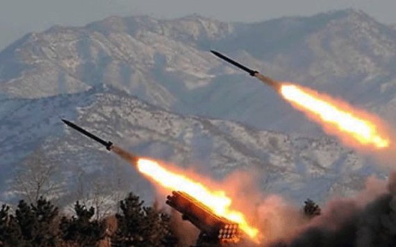 지난 2009년 방사포 사격 시험을 벌이고 있는 북한군의 모습 / 사진=연합뉴스