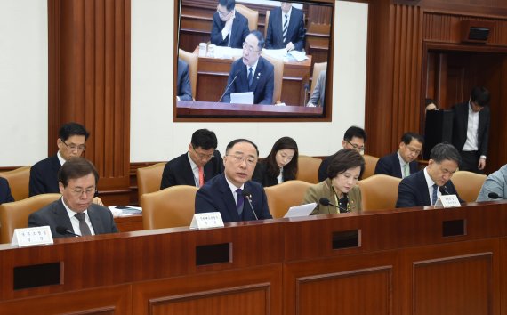 홍남기, "반도체 클러스터 신규 일자리 1만7000개... 부가가치 188조원 창출"