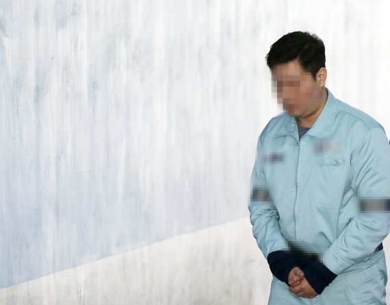 이희진, 부모 피살 후 첫 공판서 눈가 훔쳐 - 뉴스 썸네일 이미지