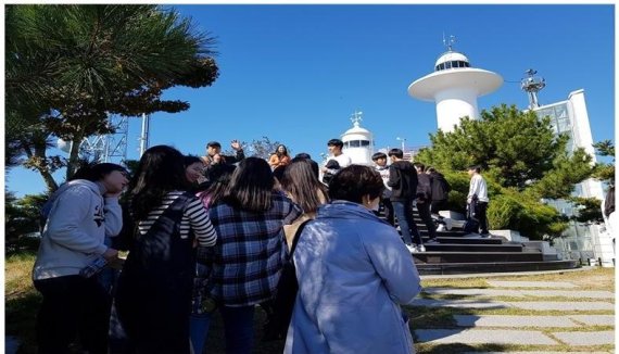 인천시는 한국 최초, 인천 최고의 역사적 명소와 유적지를 답사하는 역사문화 탐방 프로그램을 운영한다. 탐방객들이 팔미도 등대를 돌아보며 구경하고 있다.