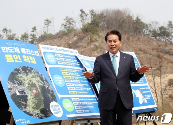백군기 용인시장이 SK하이닉스 반도체 클러스터 예정부지 현황을 소개하고 있다.(용인시 제공) © News1 김평석 기자