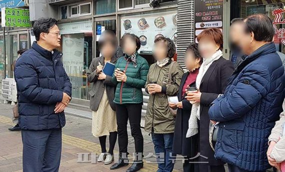 ▲ 채현일 영등포구청장이 27일 영중로에서 영중로 보행환경 개선사업 발표 및 주민 간단회를 연 자리에서 인근 주민들 대화를 나누고 있다.