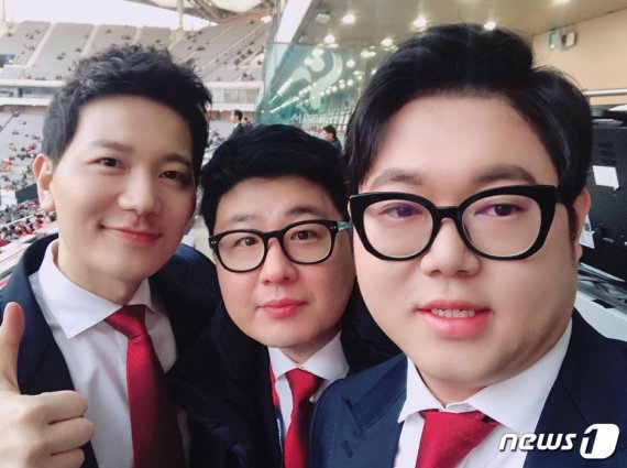 중계 전 감스트(오른쪽)가 김정근 아나운서, 서형욱 해설위원과 함께 찍은 사진.(감스트 인스타그램 갈무리). © 뉴스1