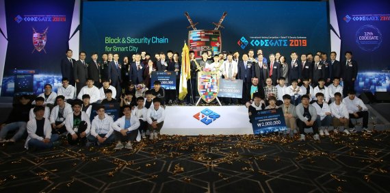27일 오후 서울 코엑스 그랜드볼룸에서 '코드게이트 2019 국제해킹방어대회' 수상자들이 단체사진을 촬영하고 있다. 사진=과기정통부