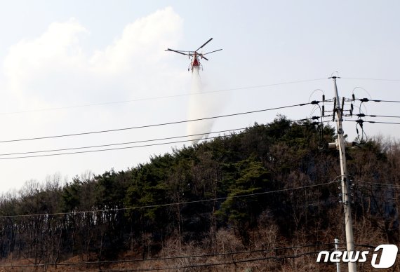 27일 오후 1시3분쯤 경북 안동시 임하면 천전리 야산에서 불이 나 산림청 헬기가 진화에 나서고 있다. 산불은 강한 바람을 타고 주변으로 번지고 있다. 2019.3.27/뉴스1 © News1 피재윤 기자