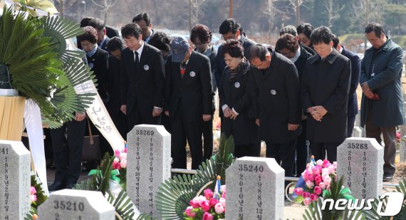 천안함 유족들이 22일 오전 국립대전현충원에서 열린 제4회 서해수호의 날 기념식을 마친 뒤 천안함 46용사 묘역을 찾아 참배를 하고 있다. 2019.3.22/뉴스1 © News1 주기철 기자