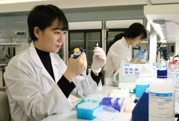 CJ제일제당 바이오연구소 연구원이 우수한 균주 선별 작업을 진행하고 있다 CJ제일제당 제공