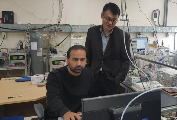 성균관대 김영독 교수(오른쪽)가 대기를 정화시키는 신소재 개발을 외국인 연구원과 함께 진행하고 있다.