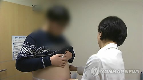 청소년 '설탕 중독' 문제가 심각하다. 식품의약품안전처의 최근 5년간 국민건강영양조사자료(2018~2022)에 따르면 청소년당류 섭취는 전 연령 평균보다 약 1.2배 높은 것으로 나타났다. 사진은 허리 둘레를 재고 있는 청소년. /연합뉴스