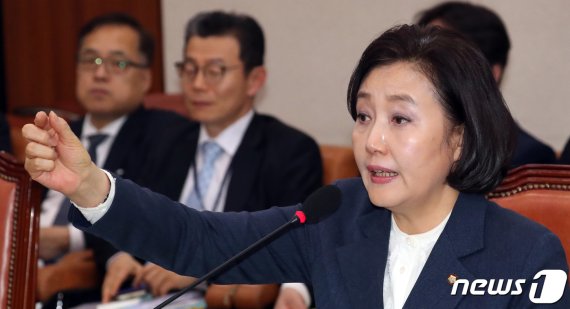 박영선 중소벤처기업부장관 후보자가 27일 서울 여의도 국회 산업통상자원중소벤처기업위원회 전체회의장에서 열린 인사청문회에서 의원 질의에 답변하고 있다.2019.3.27/뉴스1 © News1 김명섭 기자